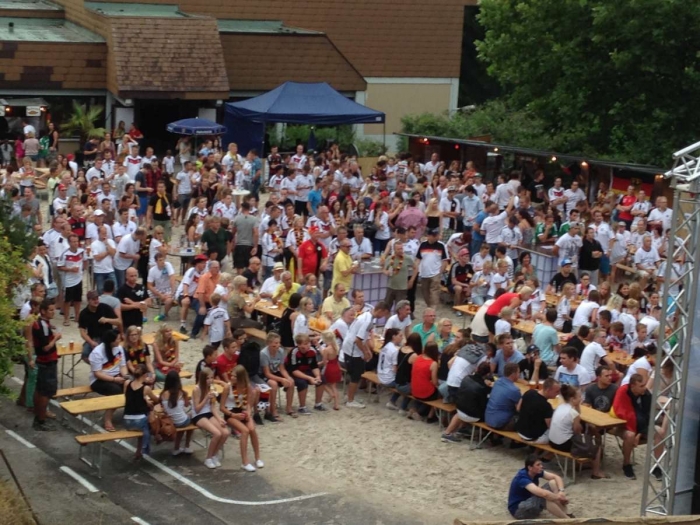 PublicViewing bei der Beach-Party