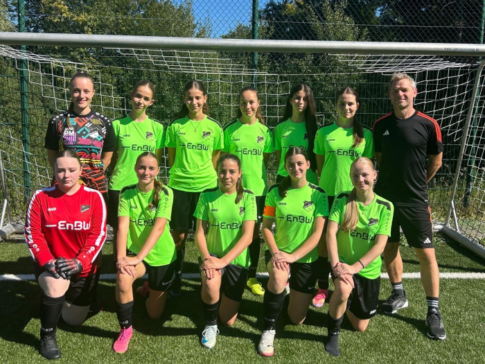 Energiegeladen und umweltbewusst: EnBW unterstützt B-Juniorinnen mit neuen Fußball-Trikots